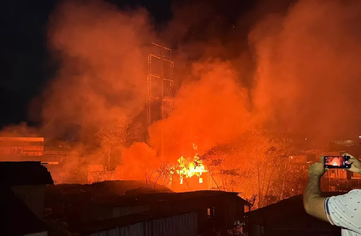 Incêndio atinge pelo menos dez casas em Manaus; três pessoas ficam feridas