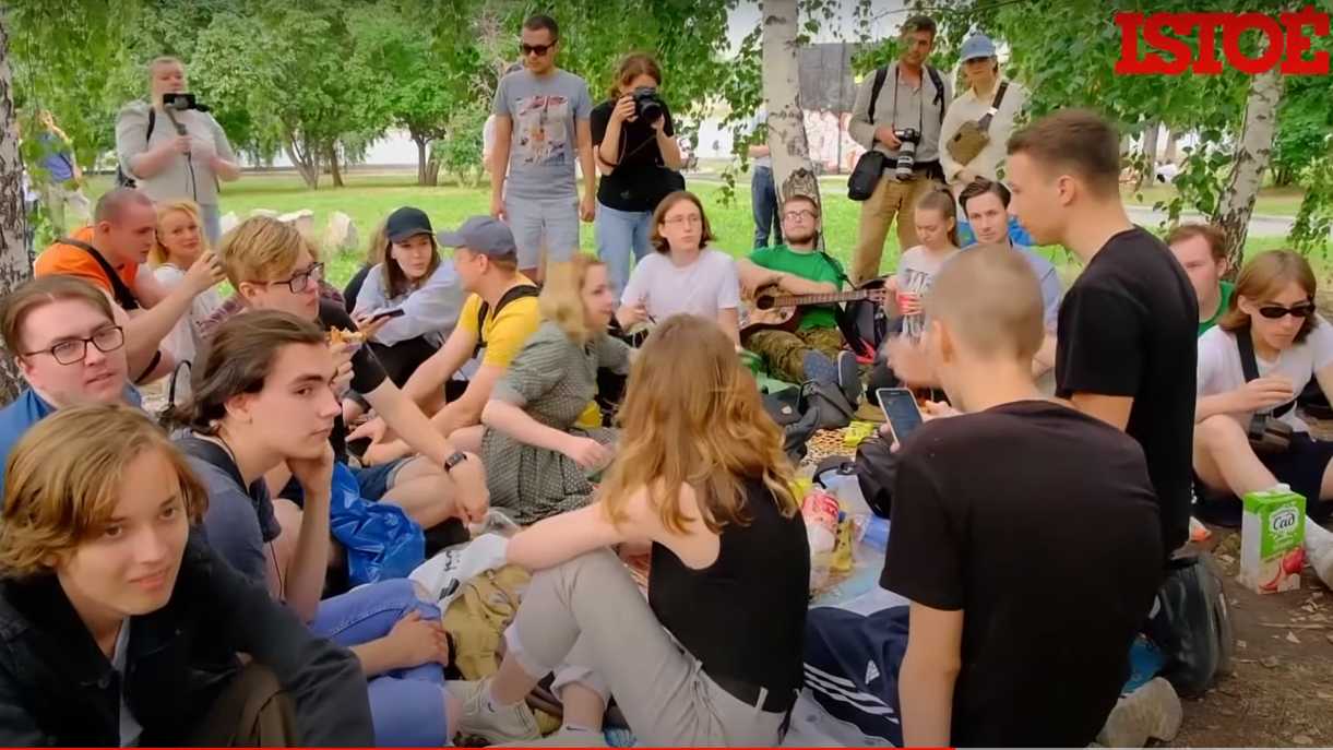 Jovens russos promovem um piquenique homofóbico