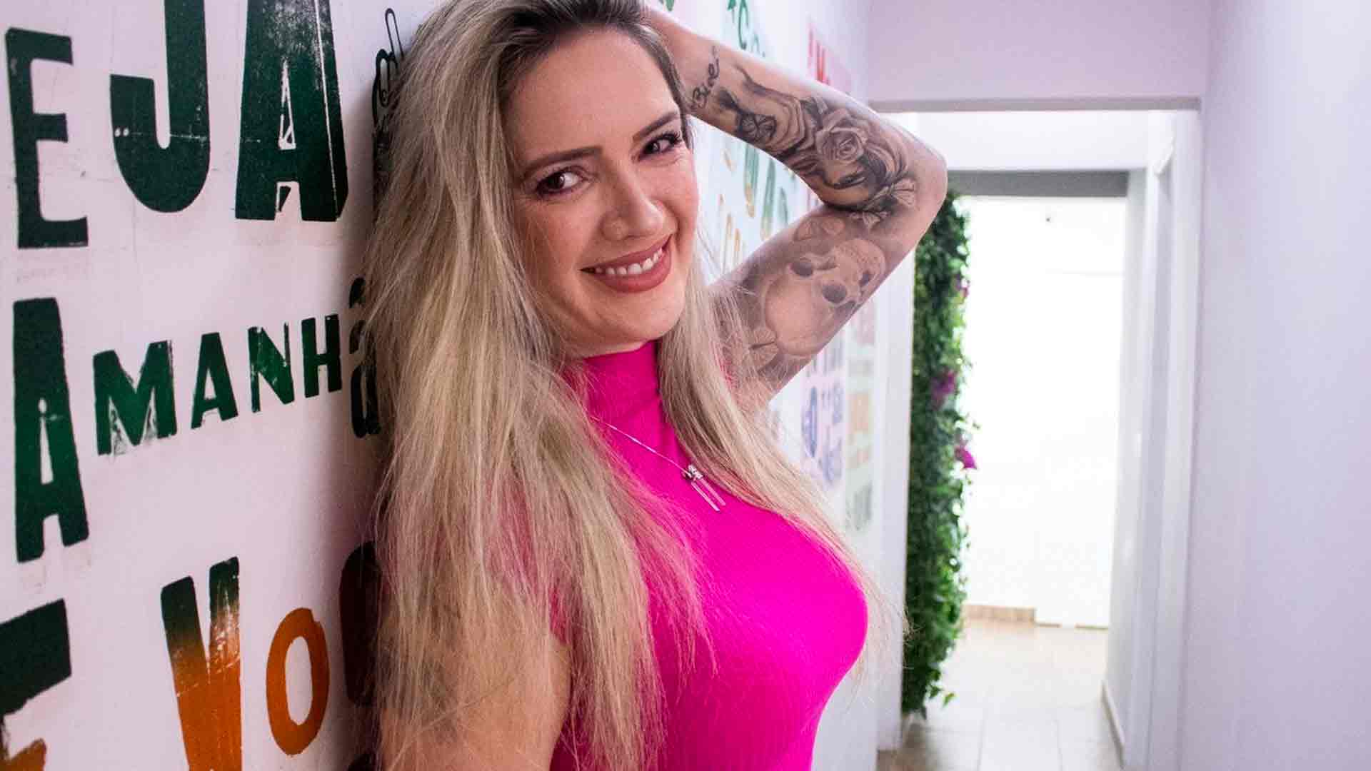 'É uma forma de minimizar a dor de mulheres', afirma a tatuadora Alê Rosa sobre tatuagem reparadora