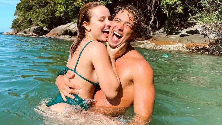 Larissa Manoela e André Frambach tomam banho de mar e cachoeira; vídeo