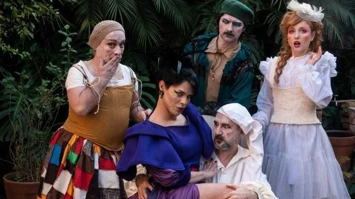 Luiz Damasceno interpreta criada em clássico de Molière no Teatro Viradalata