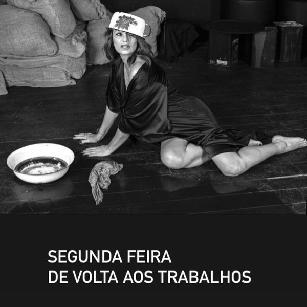 Luiza Brunet posa nua em ensaio em preto e branco: 'De volta aos trabalhos'