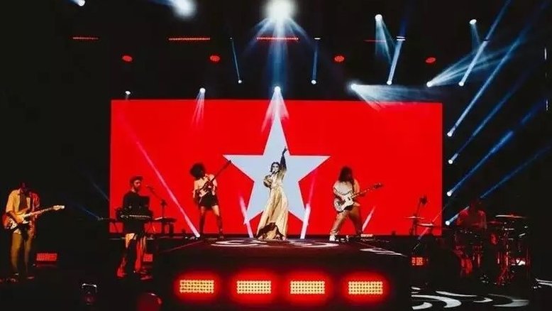 Manu Gavassi é processada pelo MBL após exibir símbolo do PT em show