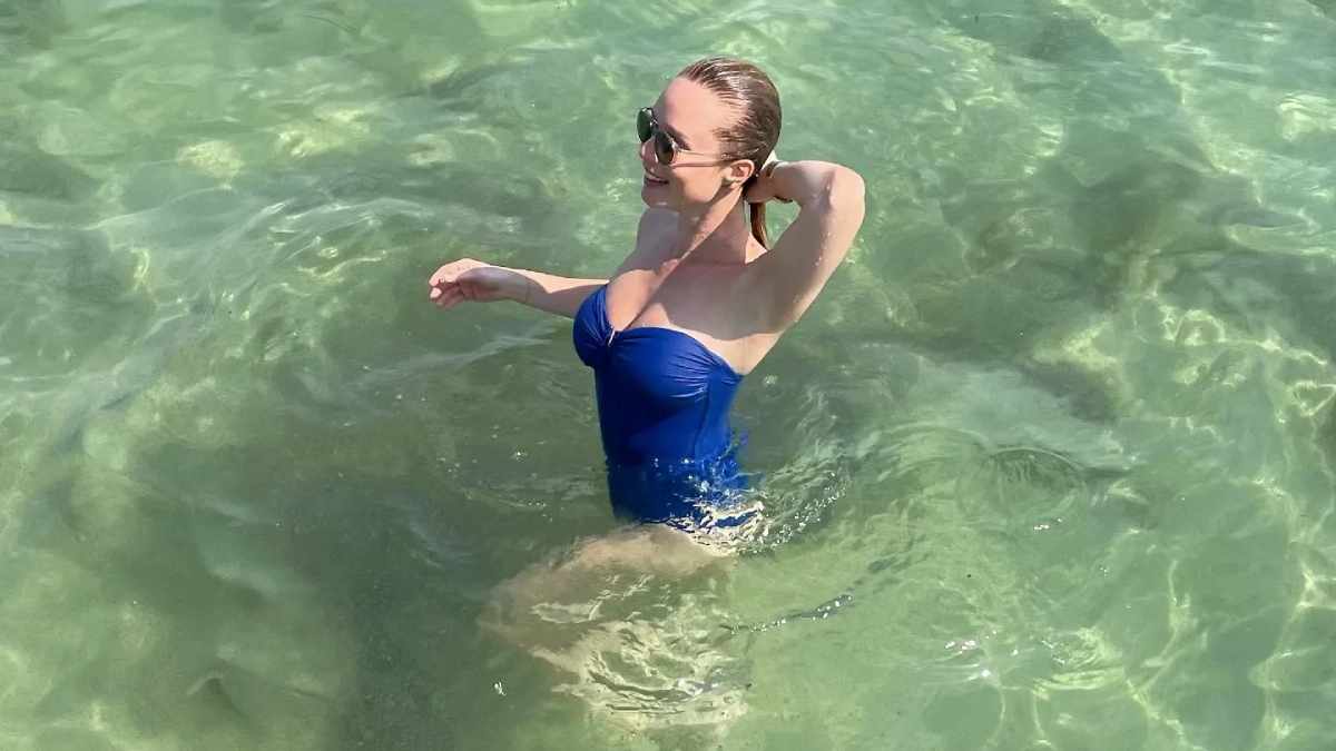 Mariana Ximenes toma banho de mar em Saint-Tropez, na França