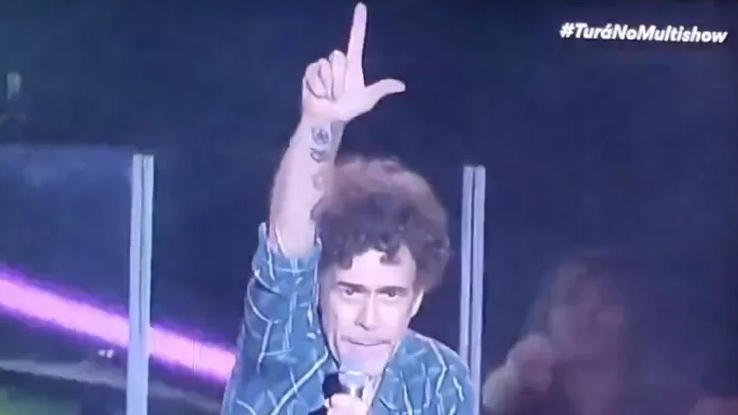 Nando Reis é ovacionado em show após gritar 'Fora Bolsonaro' e fazer 'L de Lula'