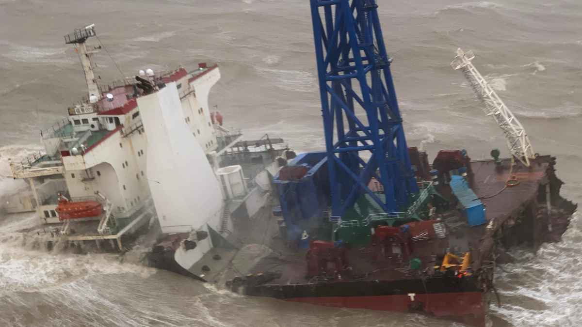 Navio é partido ao meio por tempestade em Hong Kong e deixa 27 desaparecidos
