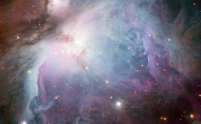 Nesta imagem, a Nebulosa de Órion foi capturada pelo telescópio MPG/ESO, do Observatório de La Silla, no Chile. Ela é uma composição de várias exposições e filtros diferentes. Localizada a cerca de 1.400 anos-luz de distância da Terra, a Nebulosa de Órion está na direção Sul do cinturão desse mítico caçador que dá nome à Constelação de Órion. Também conhecida como M42 ou NGC 1976, ela é uma das nebulosas mais estudadas, pois representa uma região muito rica na formação de estrelas