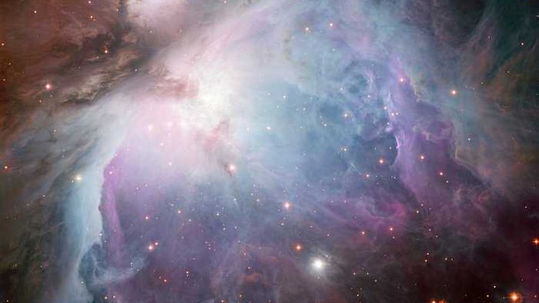 Nesta imagem, a Nebulosa de Órion foi capturada pelo telescópio MPG/ESO, do Observatório de La Silla, no Chile. Ela é uma composição de várias exposições e filtros diferentes. Localizada a cerca de 1.400 anos-luz de distância da Terra, a Nebulosa de Órion está na direção Sul do cinturão desse mítico caçador que dá nome à Constelação de Órion. Também conhecida como M42 ou NGC 1976, ela é uma das nebulosas mais estudadas, pois representa uma região muito rica na formação de estrelas