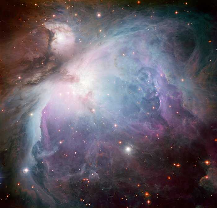 Nesta imagem, a Nebulosa de Órion foi capturada pelo telescópio MPG/ESO, do Observatório de La Silla, no Chile. Ela é uma composição de várias exposições e filtros diferentes. Localizada a cerca de 1.400 anos-luz de distância da Terra, a Nebulosa de Órion está na direção Sul do cinturão desse mítico caçador que dá nome à Constelação de Órion. Também conhecida como M42 ou NGC 1976, ela é uma das nebulosas mais estudadas, pois representa uma região muito rica na formação de estrelas