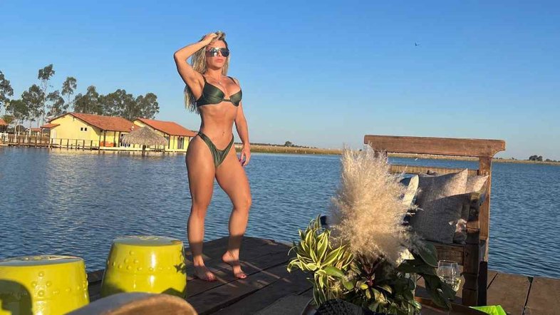 Poliana Rocha, mulher de Leonardo, bota biquíni e se despede de férias em fazenda