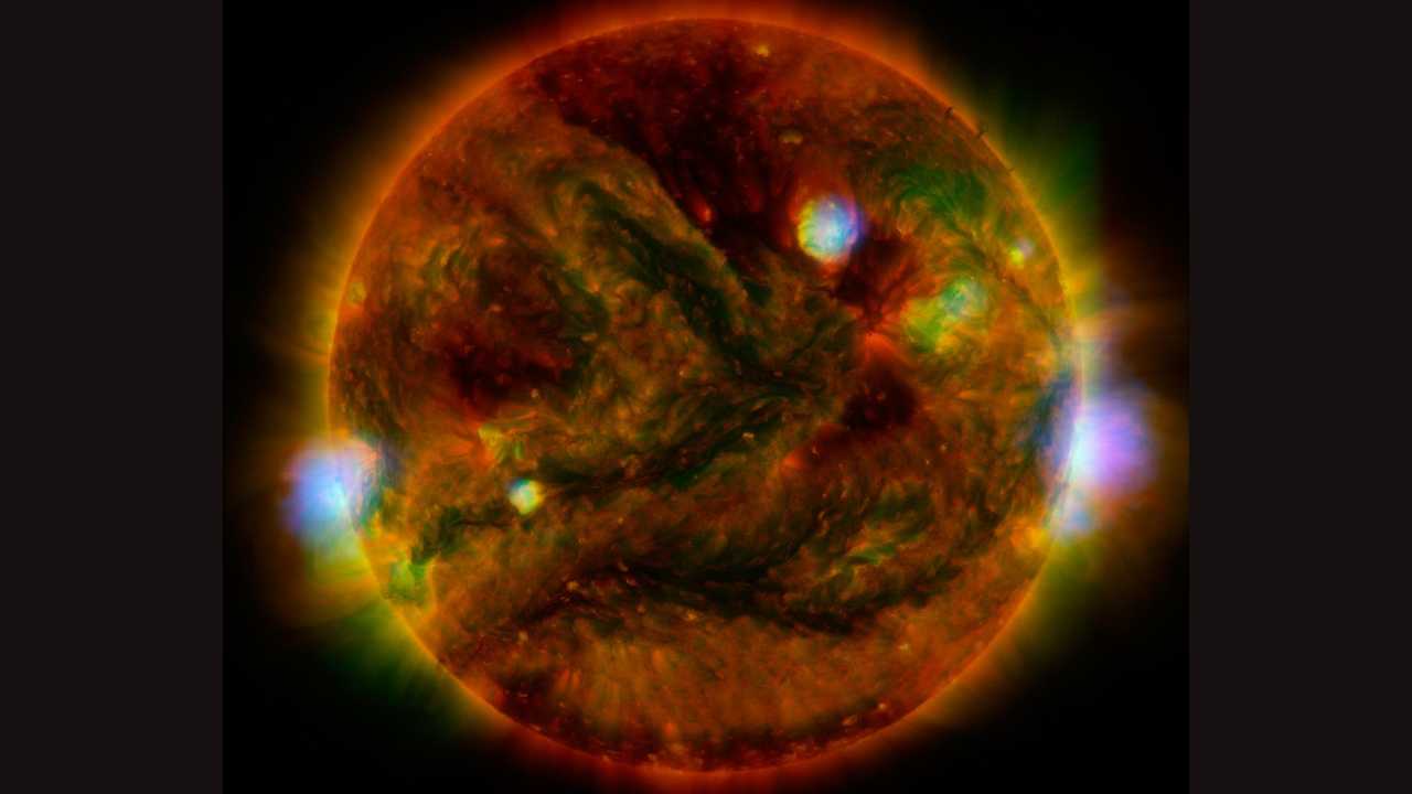 Regiões ativas e em erupção do nosso Sol são destacadas nesta imagem que combina dados de vários telescópios, feita em abril de 2015. Raios-X de alta energia do Nuclear Spectroscopic Telescope Array da Nasa (azul), raios-X de baixa energia da espaçonave japonesa Hinode (verde) e luz ultravioleta extrema do Solar Dynamics Observatory da Nasa (amarelo e vermelho). As regiões ativas em toda a superfície solar contêm material aquecido a vários milhões de graus. As áreas azul-brancas identificam os pontos mais energéticos