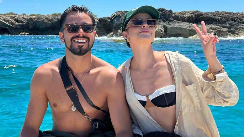 Rodrigo Simas nada pelado com Agatha Moreira na Espanha: 'Banho de lua com amor'