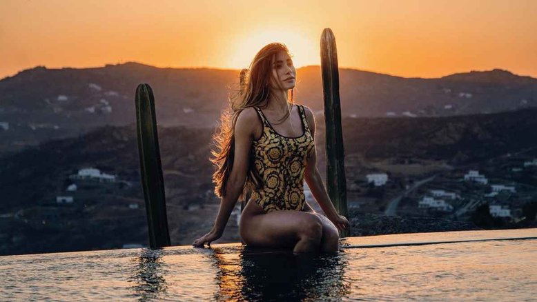 Romana Novais curte pôr do sol paradisíaco em Mykonos, na Grécia