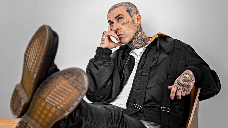 Travis Barker comenta internação após ter sofrido pancreatite: 'Risco de vida'