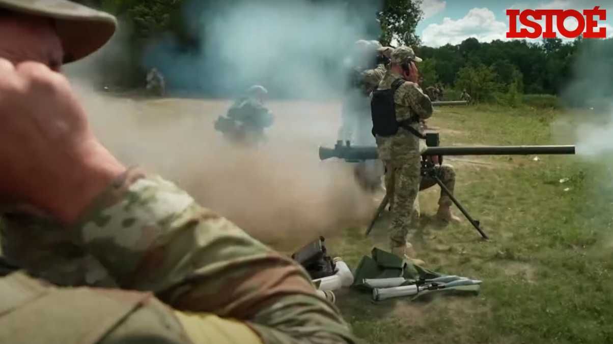 Ucranianos treinam com armas recebidas de países estrangeiros