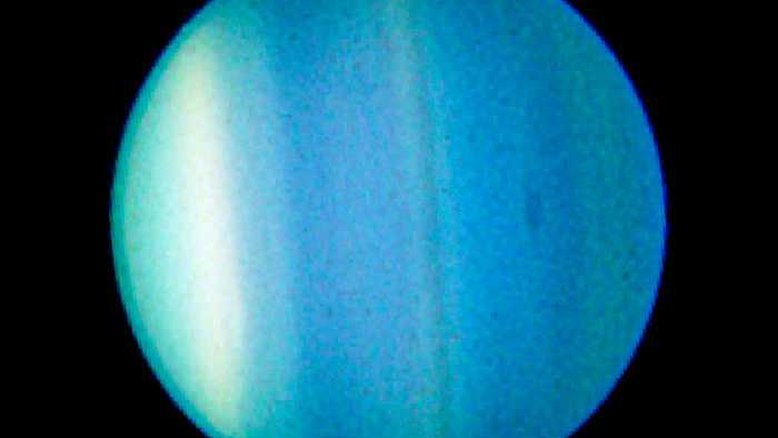 Os ventos giram e as nuvens se agitam na atmosfera de Urano, formando um vórtice escuro grande o suficiente para engolir dois terços dos Estados Unidos. Nesta imagem, feita com o Telescópio Espacial Hubble da Nasa, pode-se verificar a mancha escura de Urano, que mede 1,7 por 3 quilômetros. Composto de três comprimentos de onda, esse registro foi feito em agosto de 2006