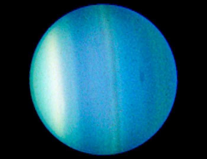 Os ventos giram e as nuvens se agitam na atmosfera de Urano, formando um vórtice escuro grande o suficiente para engolir dois terços dos Estados Unidos. Nesta imagem, feita com o Telescópio Espacial Hubble da Nasa, pode-se verificar a mancha escura de Urano, que mede 1,7 por 3 quilômetros. Composto de três comprimentos de onda, esse registro foi feito em agosto de 2006