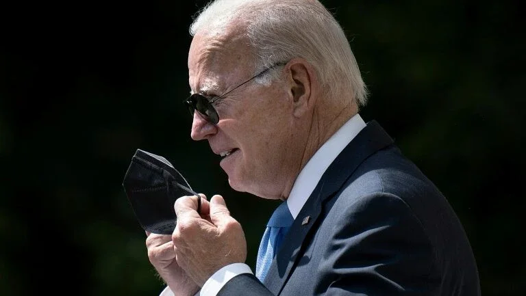 Biden testa negativo para covid-19