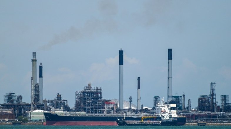 Brent e WTI registram queda de mais de 7% e fecham abaixo dos US$ 100