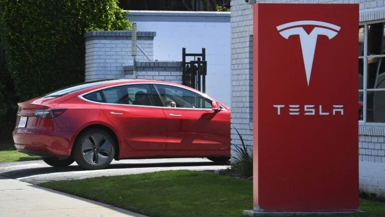 Reguladora da Califórnia acusa Tesla de enganar consumidores