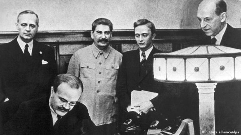 1939: Hitler e Stalin assinam o Pacto de Não Agressão