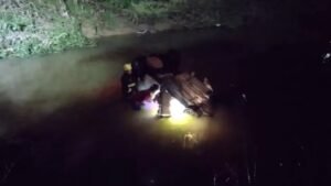 SC: Mulher morre afogada depois de tombar carro e cair em ribeirão 4 SC: Mulher morre afogada depois de tombar carro e cair em ribeirão