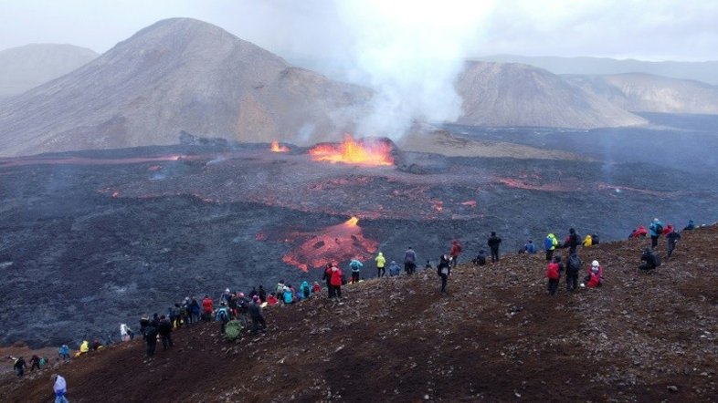 Milhares de curiosos acompanham de perto a erupção de um vulcão na Islândia