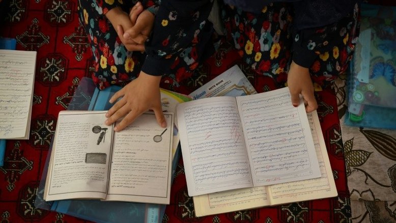 Afegãs desafiam o Talibã em escolas secretas