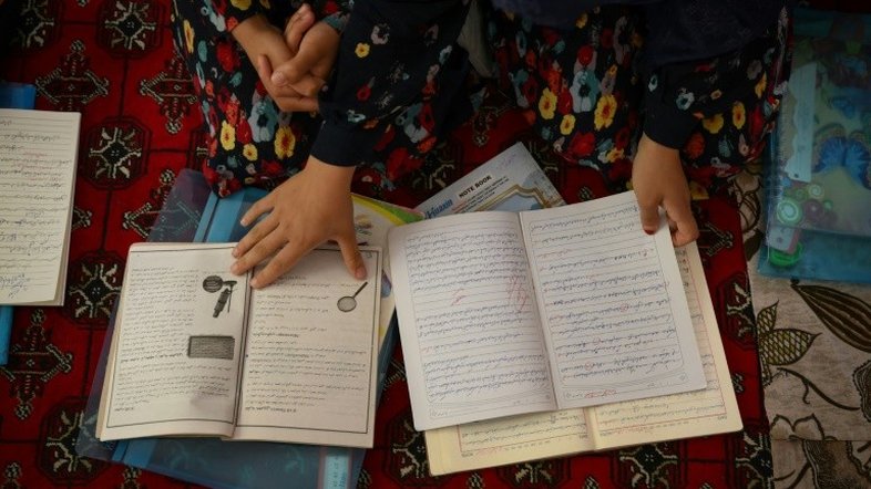 Afegãs desafiam o Talibã em escolas secretas