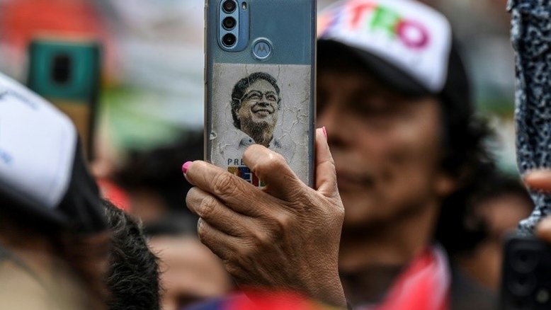 Indígenas e negros na Colômbia entregam mandato simbólico a esquerdista Petro