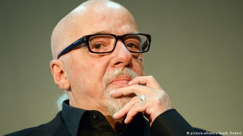 Paulo Coelho completa 75 anos. O que explica seu sucesso?