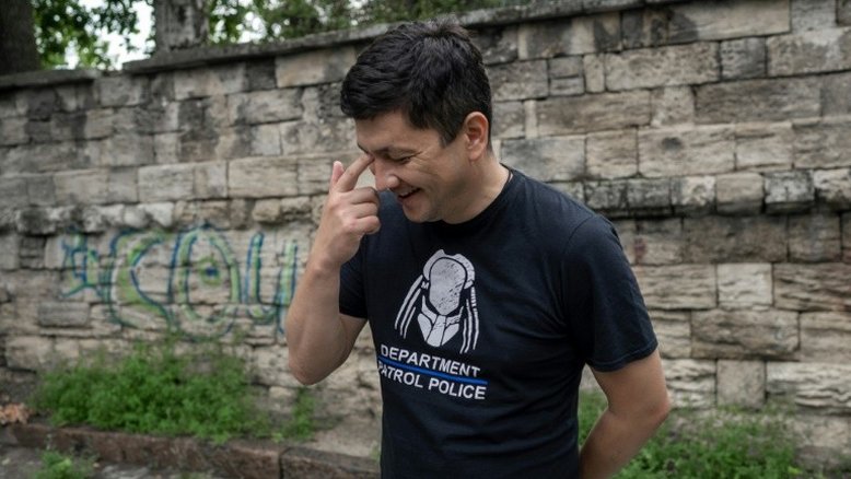 Um governador ucraniano luta contra a Rússia com humor