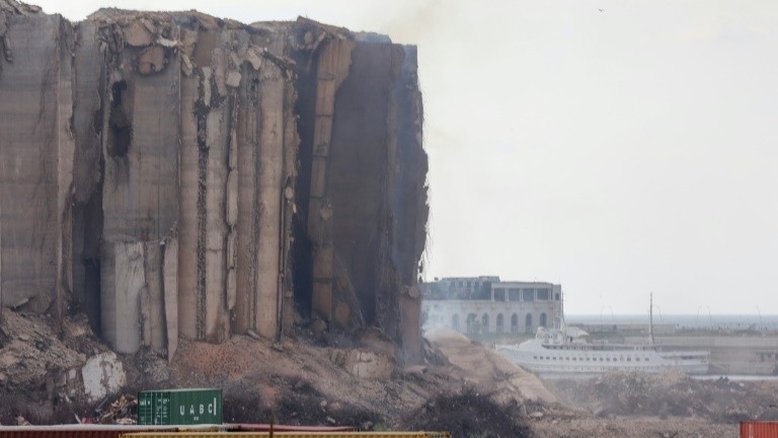 Parte dos silos do porto de Beirute desmoronam após incêndio
