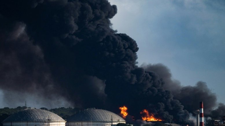 Segundo tanque de petróleo desaba em grande incêndio em Cuba