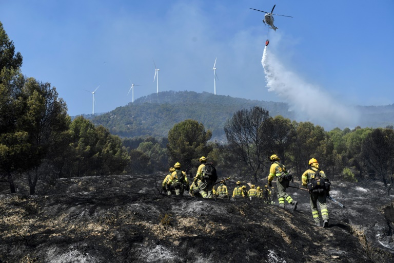 Bomberos combaten grandes incendios avivados por el viento en el sureste de España
