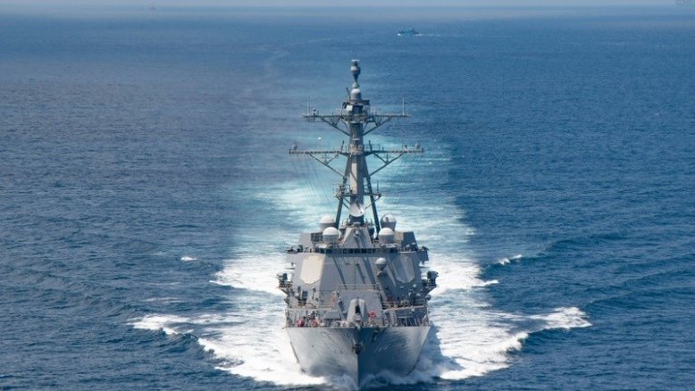 Dois navios de guerra da Marinha americana transitam pelo Estreito de Taiwan