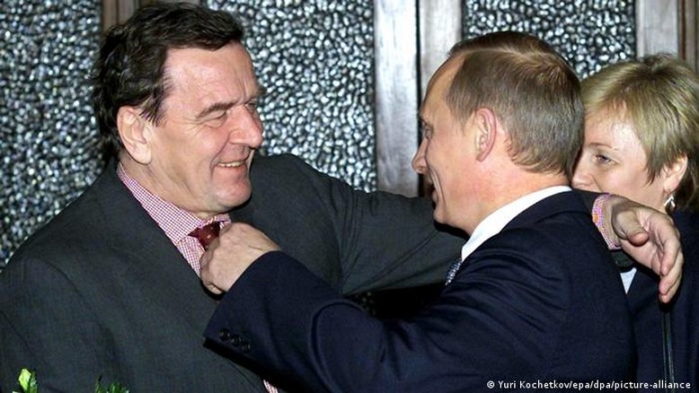 Sociais-democratas decidem manter Schröder no partido, apesar dos laços com Putin