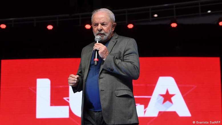 Em sabatina, Lula chama Bolsonaro de "bobo da corte"