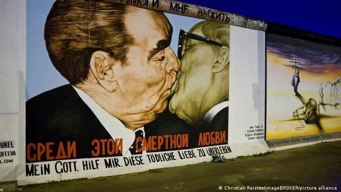 Morre artista que criou grafite icônico do Muro de Berlim