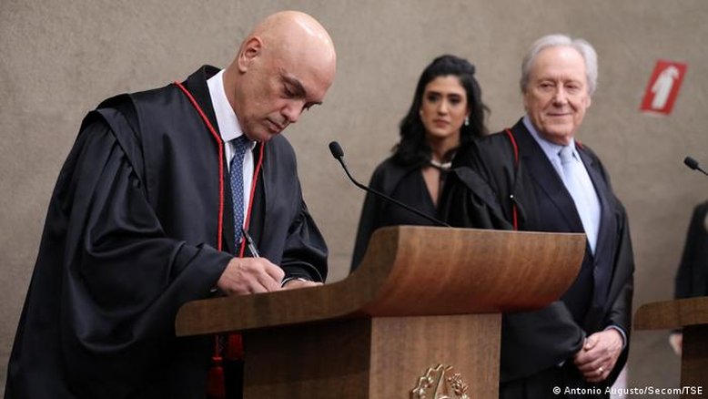 Moraes defende urna eletrônica e é aclamado em posse no TSE