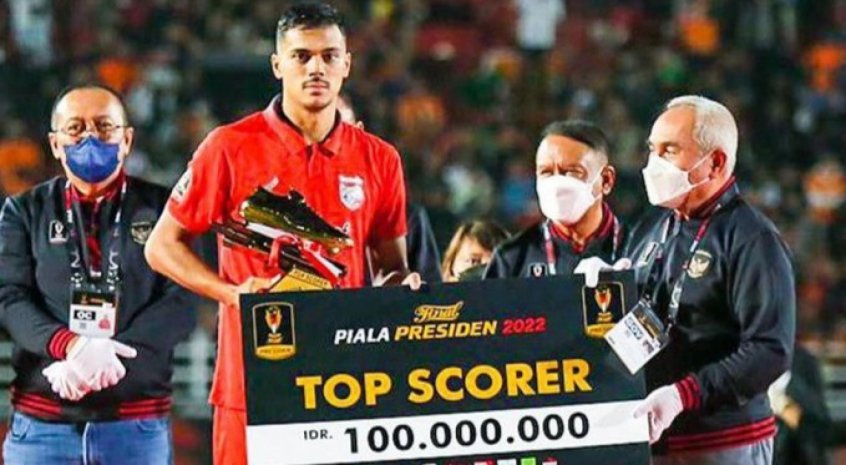 Matheus Pato comemora artilharia no futebol da Indonésia - ISTOÉ
