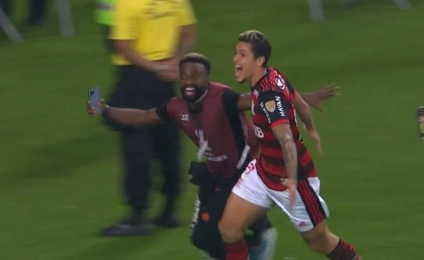 Conheça Negrete, humorista que viralizou ao comemorar gol de Pedro com jogadores do Flamengo