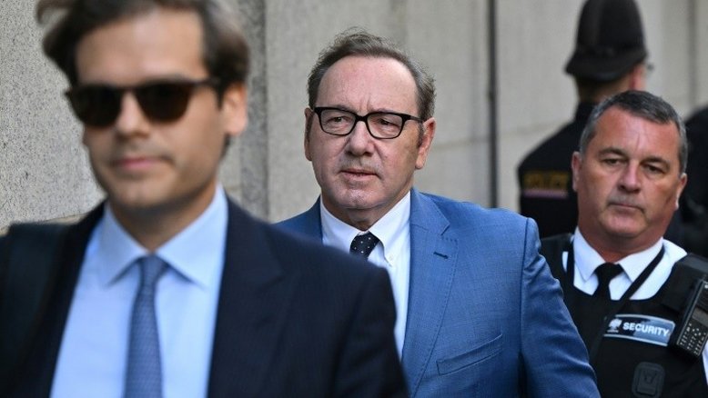 Kevin Spacey deverá indenizar produtora de House of Cards, decide juiz
