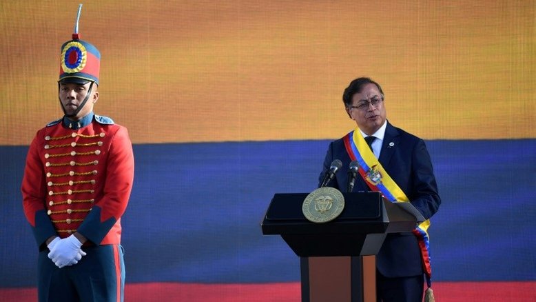 Petro assume na Colômbia e propõe paz a grupos armados e o fim da guerra às drogas