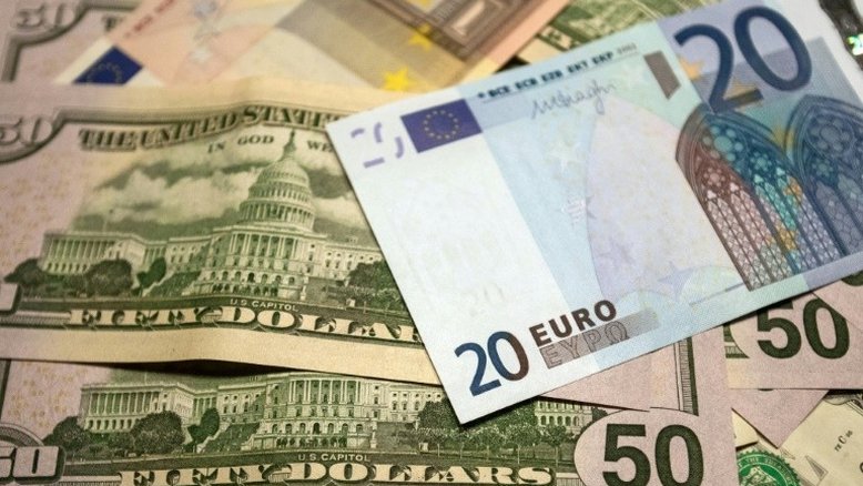Quais as consequências quando o euro cai abaixo do dólar?