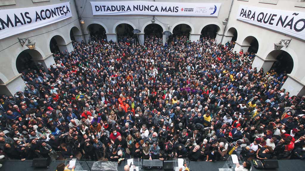 Manifestação pela democracia dá resposta inequívoca a Bolsonaro: a sociedade civil não permitirá golpe