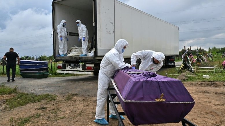 Bucha, cidade mártir da Ucrânia, enterra seus mortos não identificados