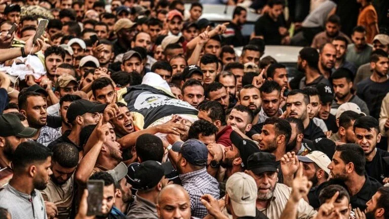 Civis e combatentes palestinos morrem em bombardeio israelense em Gaza