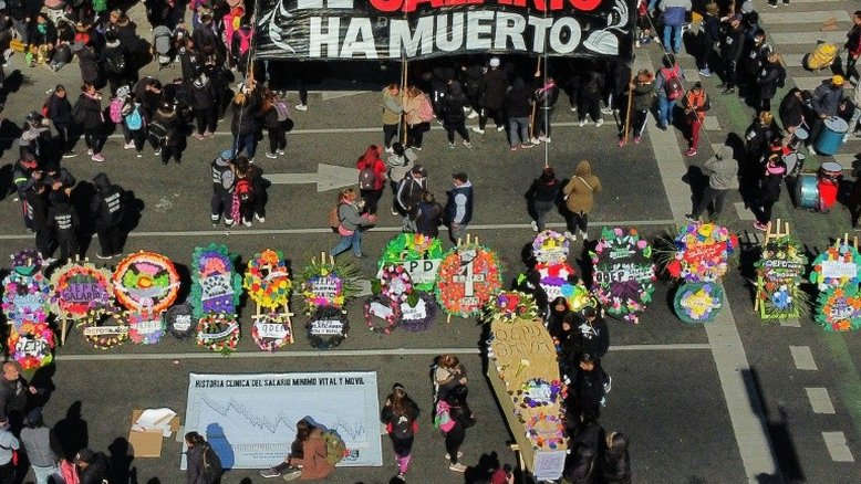 Manifestantes organizam 'funeral' do salário mínimo na Argentina