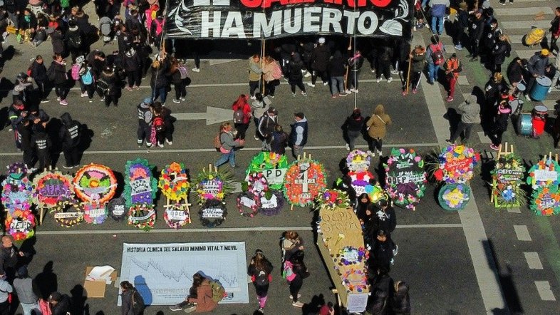 Manifestantes organizam 'funeral' do salário mínimo na Argentina